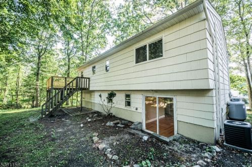 101 Pocono Trl, Hopatcong NJ  07843-1009 exterior