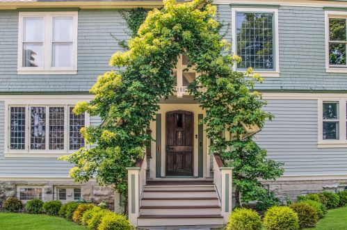 2105 Lafayette Pl, Milwaukee, WI 53202-1330