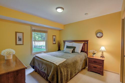 1890 Park Rdg Dr, Chaska MN 55318-2810 exterior