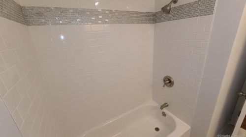 6 Oakwood St, Enfield CT 06082-2725 exterior