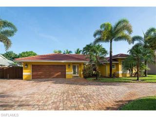 211 Johnnycake Dr, Naples, FL 34110-1346