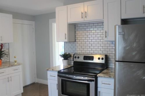 275 Main St, Windsor Locks CT 06096-0025 exterior