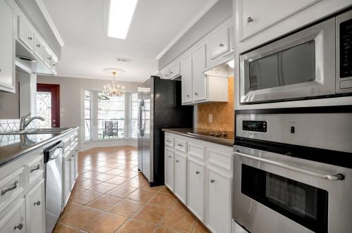 221 Normal Park Dr, Huntsville TX 77320-3438 exterior