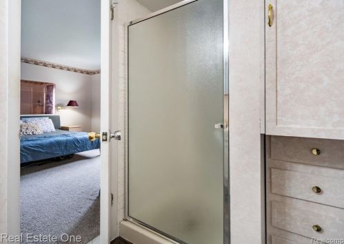 943 Kirts Blvd, Troy MI 48084-4837 exterior