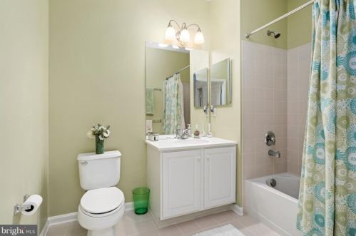 49 Falcon Ct, Trenton NJ 08690-2466 exterior