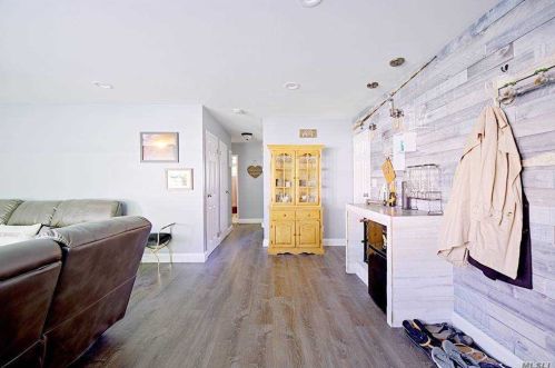 90 Farber Dr, Babylon, NY 11704-5159