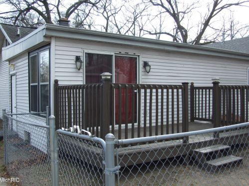 1196 Emerson Ave, Meskegon MI 49442-5205 exterior