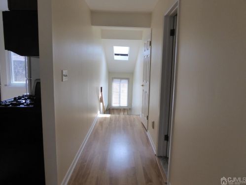 8 Gate House Ln, Edison NJ 08820-4001 exterior