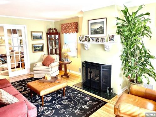 71 Hillcrest Dr, Dumont, NJ 07628-2006