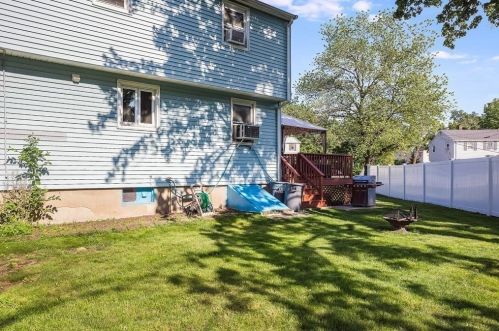 1 Bartlett Dr, Woburn MA 01801-1557 exterior