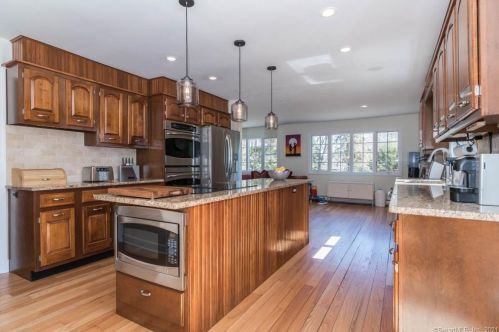 11 Farrar Ln, Ridgefield CT 06877-2406 exterior