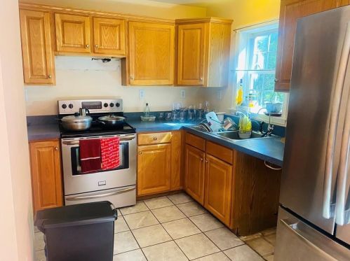 76 Dixon St, Providence, RI 02907-3639