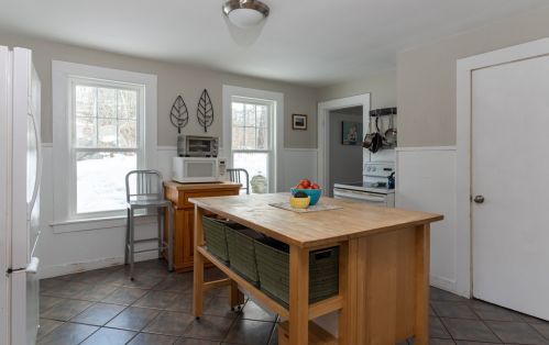 41 Bay Rd, Newmarket NH 03857-1711 exterior