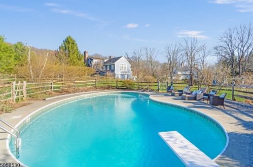 5 Barberry Row, Chester, NJ 07930-3007