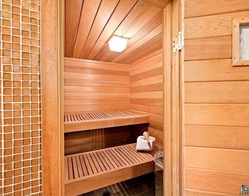 3 Superior St, Duluth MN 55804-2422 exterior