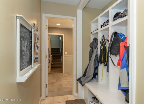 1360 Crooked Lk Dr, Kalamazoo MI 49009-8950 exterior