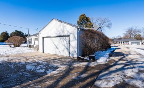 443 Ellsworth Ln, Milwaukee WI 53217-1831 exterior