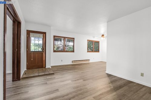 700 Suntree Ln, Concord, CA 94523-5154