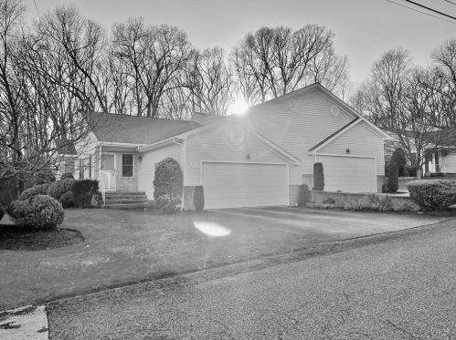 6 Lees Farm Commons Dr, Providence RI 02904-3044 exterior