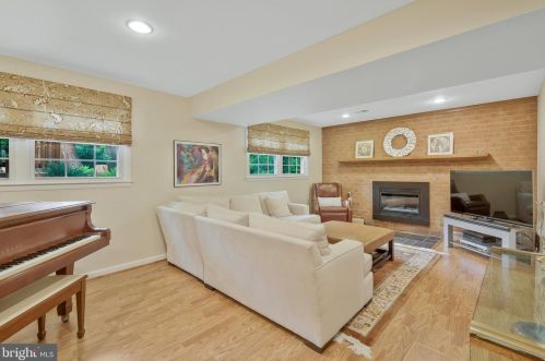 2105 Rampart Dr, Alexandria VA 22308-1537 exterior