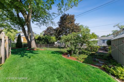 170 Pick Ave, Elmhurst IL 60126-3018 exterior