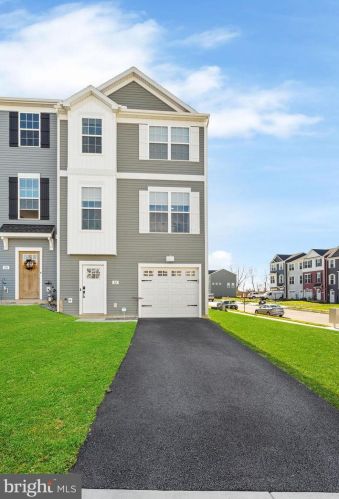 52 Overlook Dr, Hanover, PA 17331-9136