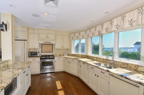 151 Allston Ave, Middletown RI 02842-5803 exterior