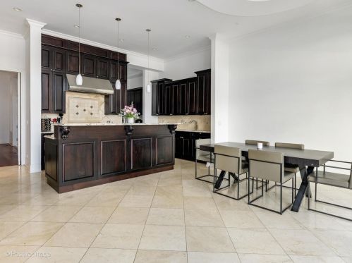 422 Huron St, Chicago IL  60654-8475 exterior