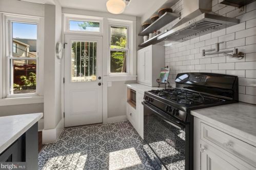 1933 Smt Pl, Washington DC 20002-1353 exterior