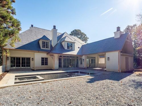 3364 Knollwood Dr, Atlanta GA 30305-1022 exterior