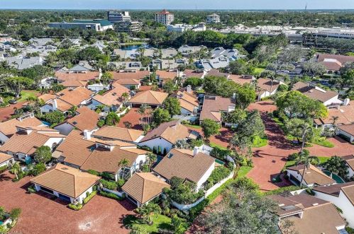 543 Bay Villas Ln, Naples FL 34108-2803 exterior