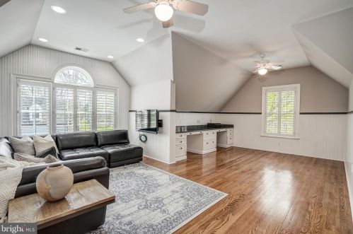 8503 Country Club Dr, Bethesda MD 20817-4579 exterior