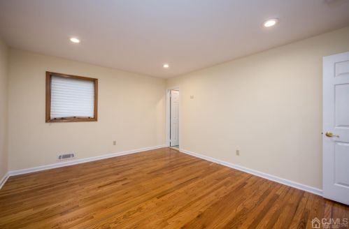 55 Oliver Ave, Edison NJ 08820-3122 exterior