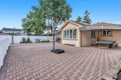 797 Corona Ave, Valley Stream NY 11580-4348 exterior