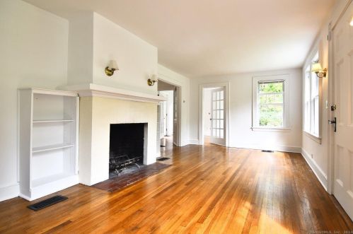 113 Kings Hwy, Westport CT  06880-4718 exterior