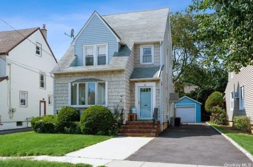 25 Jackson Rd, Valley Stream, NY 11581-2125