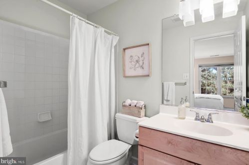 10907 Lamplighter Ln, Rockville MD 20854-2763 exterior