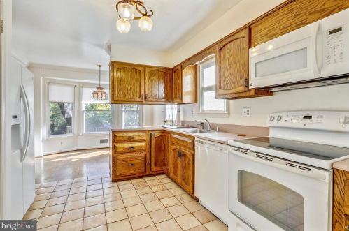 12001 Greenleaf Ave, Rockville, MD 20854-3321