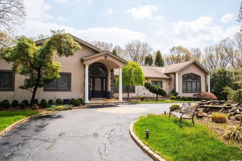 35 Hemingway Dr, Huntington Station, NY 11746-5916