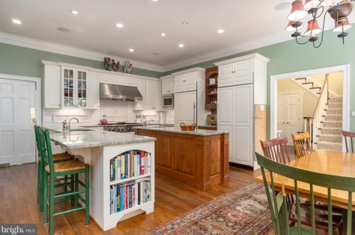 1250 Daleview Dr, Mc Lean VA 22102-1538 exterior