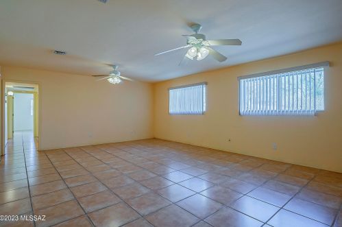 5860 Swan Rd, Tucson AZ 85718-5433 exterior