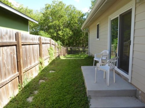 6807 Colony Loop Dr, Austin TX  78724-3750 exterior