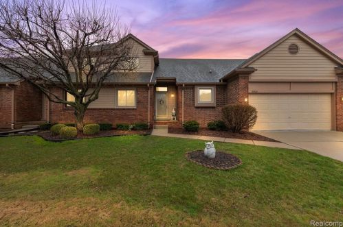 16824 Country Ridge Ct, Macomb Township, MI 48044-5204