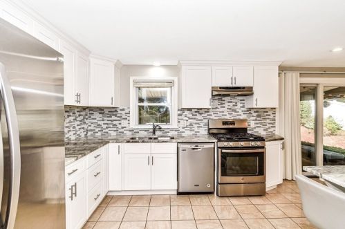 128 Tallyho Dr, Springfield MA  01118-1944 exterior