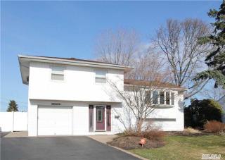 13 Greenfield Ln, Commack NY  11725-1426 exterior