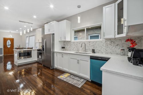 8232 Luella Ave, Chicago IL 60617-1842 exterior