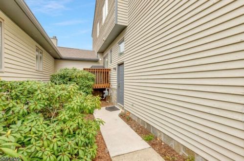 4 Lapis Cir, Town Center, NJ 07052-2116