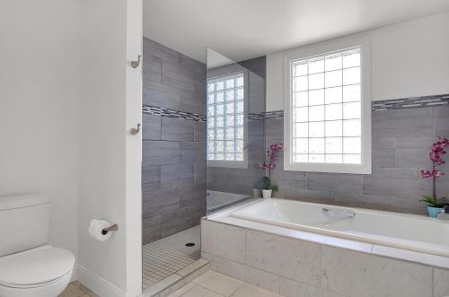 24 Taylor Pl Dr, Saint Louis MO 63108-1986 exterior