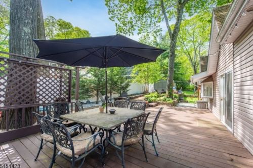 7 Oakwood Trl, Kinnelon NJ 07405-3116 exterior