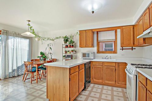 6601 Cornelia Ave, Chicago IL 60618-6035 exterior